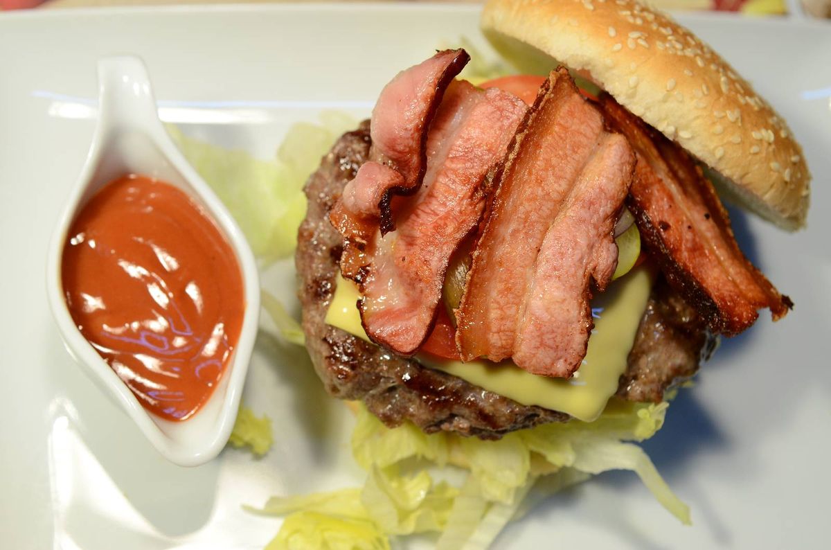 Cheeseburger cu Bacon, cartofi Prajiti si Sos American